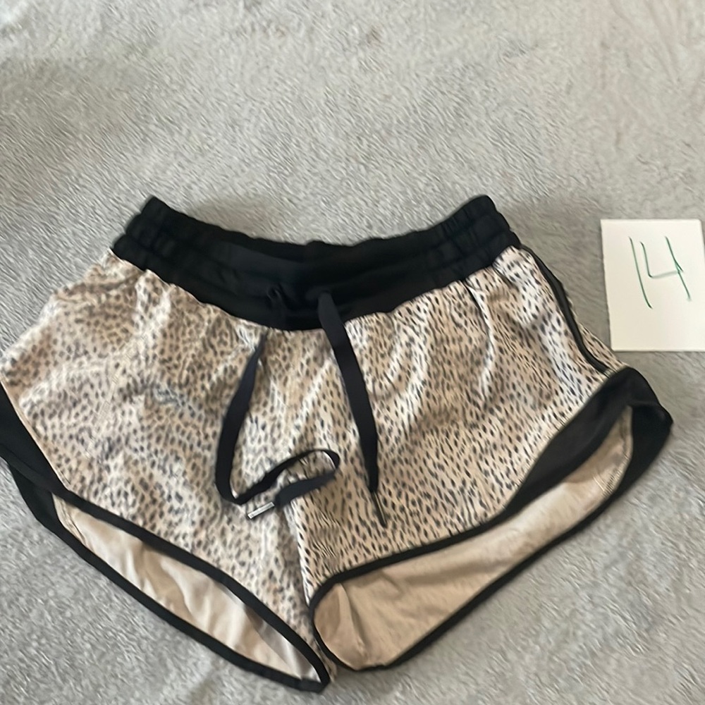 Lululemon tan black sz 4 hottie hot shorts 2.5 inch inseam liner intact